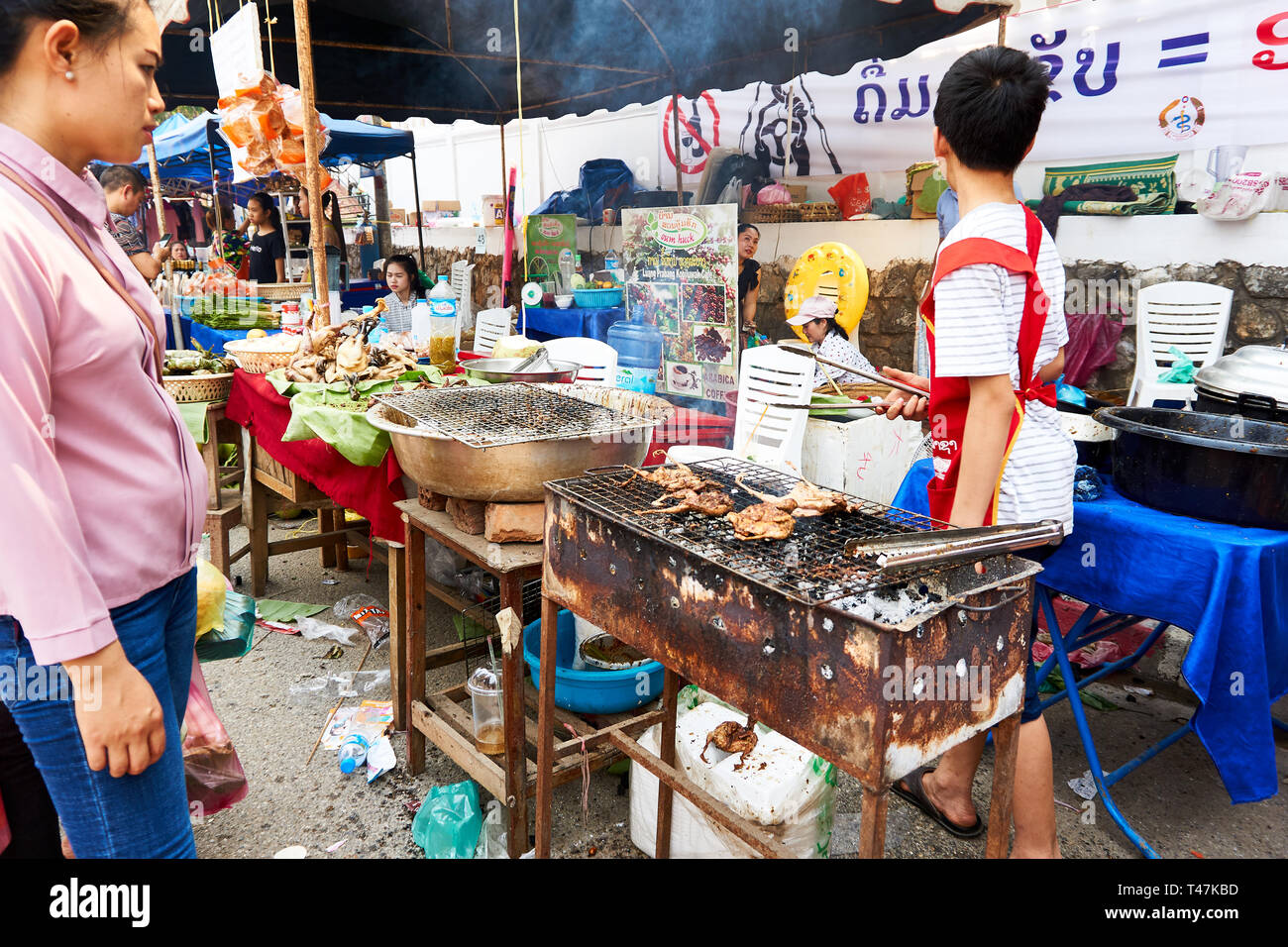 LUANG Prabang, Laos - Aprile 14, 2019. Locale popolo Lao celebrando Pi Mai, il Lao Anno nuovo, con un grande festival dell'acqua Foto Stock