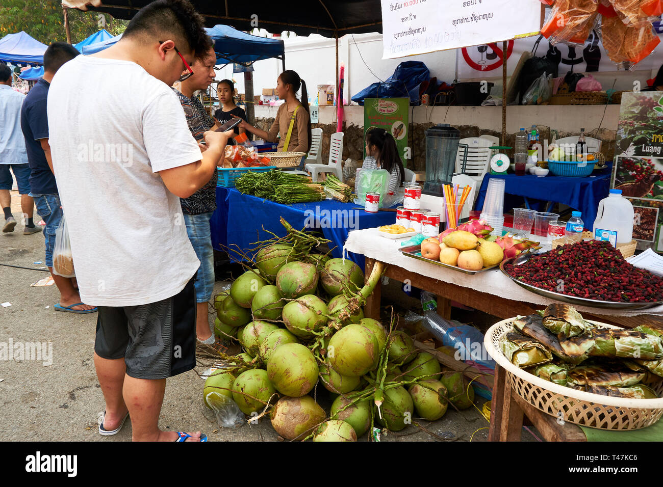 LUANG Prabang, Laos - Aprile 14, 2019. Locale popolo Lao celebrando Pi Mai, il Lao Anno nuovo, con un grande festival dell'acqua Foto Stock