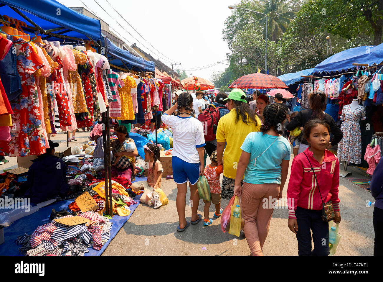 LUANG Prabang, Laos - Aprile 14, 2019. Locale popolo Lao celebrando Pi Mai, il Lao Anno nuovo, con un grande festival dell'acqua Foto Stock
