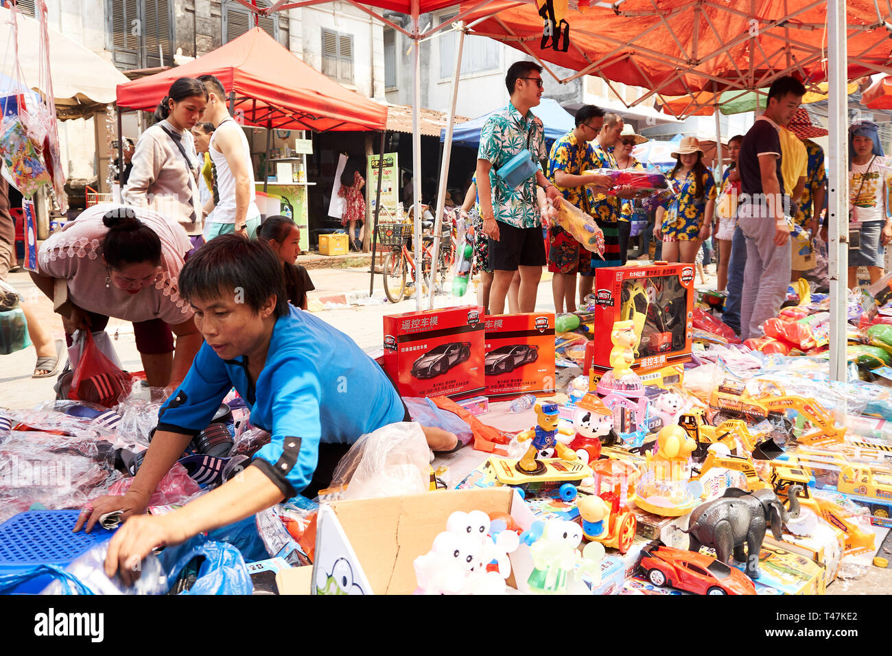 LUANG Prabang, Laos - Aprile 14, 2019. Locale popolo Lao celebrando Pi Mai, il Lao Anno nuovo, con un grande festival dell'acqua Foto Stock