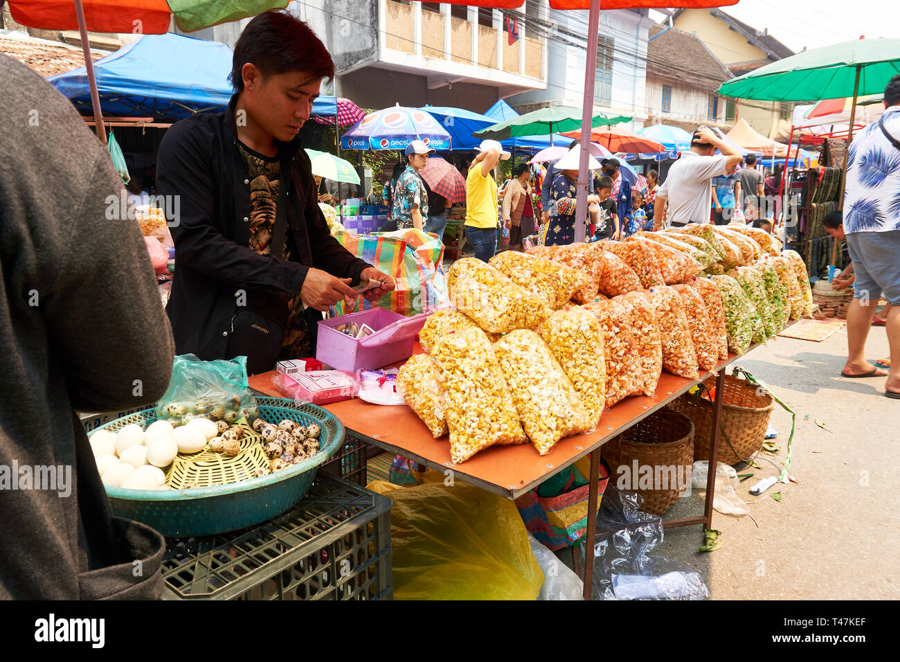 LUANG Prabang, Laos - Aprile 14, 2019. Locale popolo Lao celebrando Pi Mai, il Lao Anno nuovo, con un grande festival dell'acqua Foto Stock