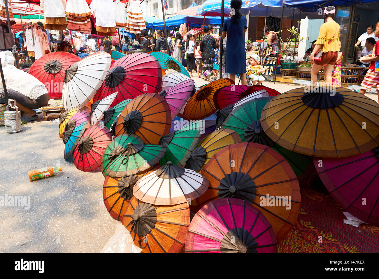 LUANG Prabang, Laos - Aprile 14, 2019. Locale popolo Lao celebrando Pi Mai, il Lao Anno nuovo, con un grande festival dell'acqua Foto Stock