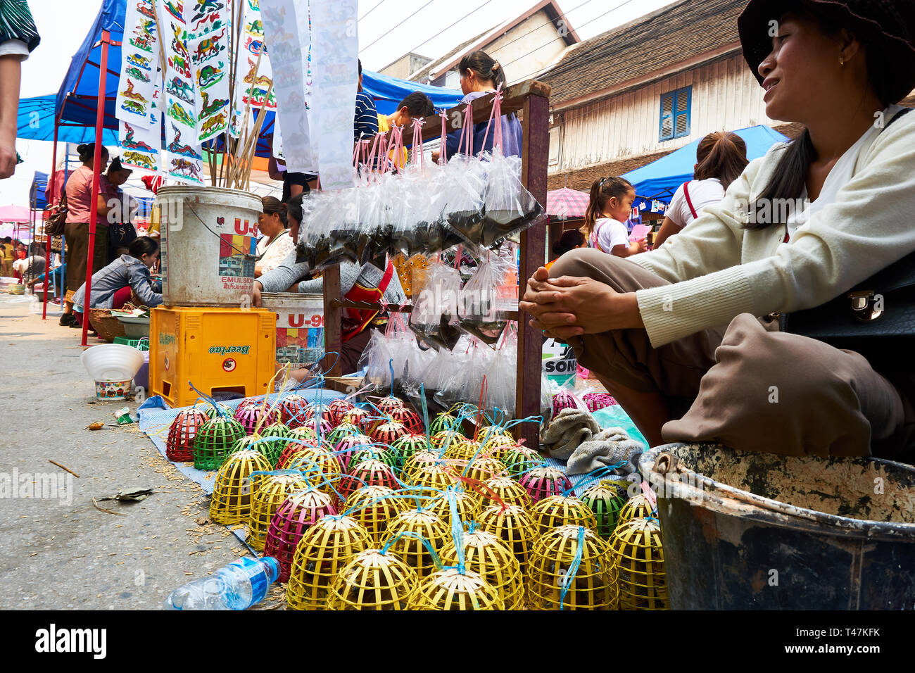 LUANG Prabang, Laos - Aprile 14, 2019. Locale popolo Lao celebrando Pi Mai, il Lao Anno nuovo, con un grande festival dell'acqua Foto Stock