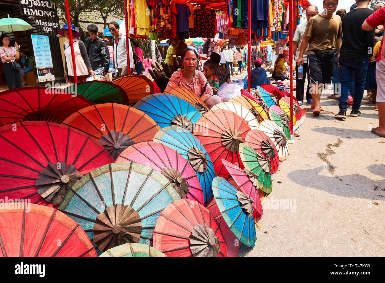 LUANG Prabang, Laos - Aprile 14, 2019. Locale popolo Lao celebrando Pi Mai, il Lao Anno nuovo, con un grande festival dell'acqua Foto Stock