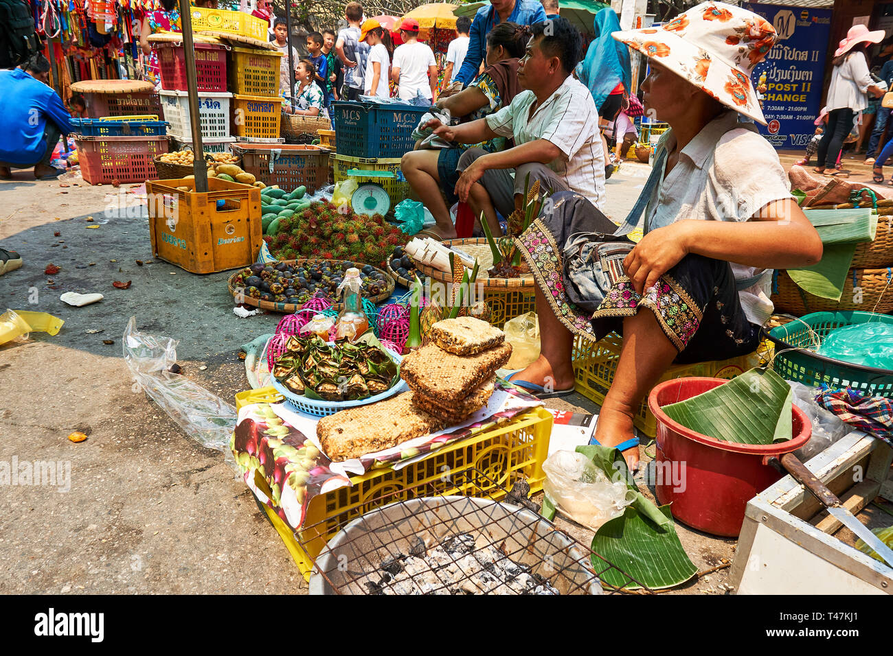 LUANG Prabang, Laos - Aprile 14, 2019. Locale popolo Lao celebrando Pi Mai, il Lao Anno nuovo, con un grande festival dell'acqua Foto Stock