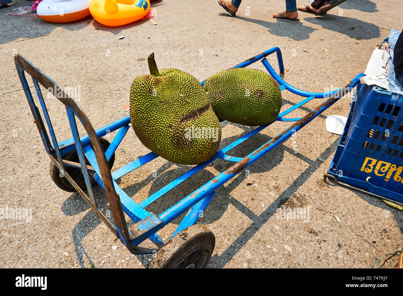 LUANG Prabang, Laos - Aprile 14, 2019. Locale popolo Lao celebrando Pi Mai, il Lao Anno nuovo, con un grande festival dell'acqua Foto Stock