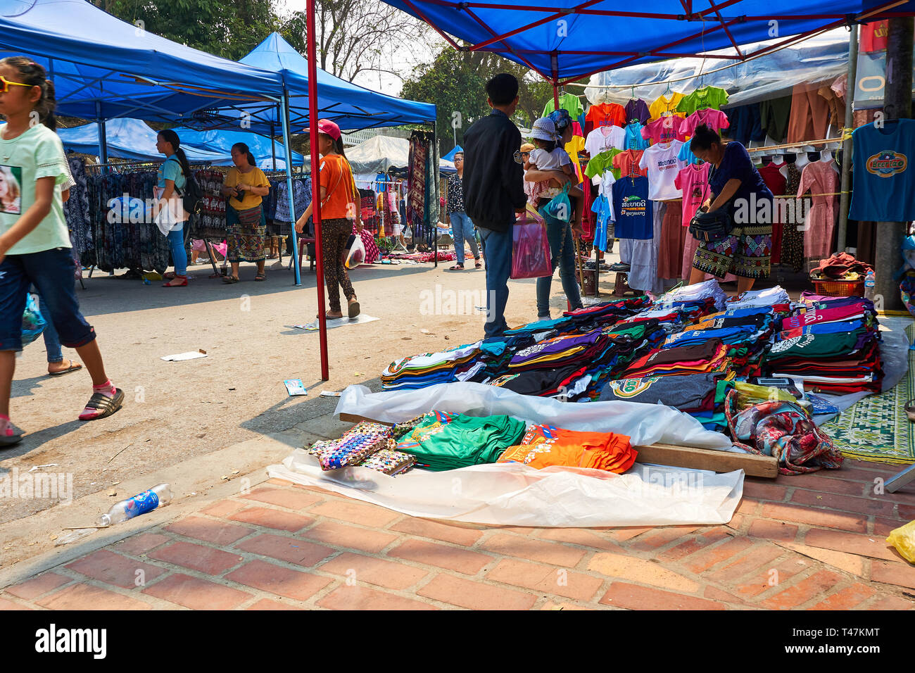 LUANG Prabang, Laos - Aprile 14, 2019. Locale popolo Lao celebrando Pi Mai, il Lao Anno nuovo, con un grande festival dell'acqua Foto Stock