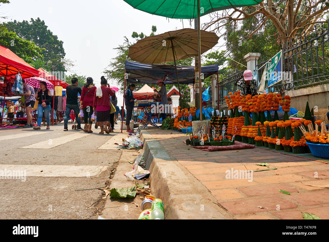 LUANG Prabang, Laos - Aprile 14, 2019. Locale popolo Lao celebrando Pi Mai, il Lao Anno nuovo, con un grande festival dell'acqua Foto Stock