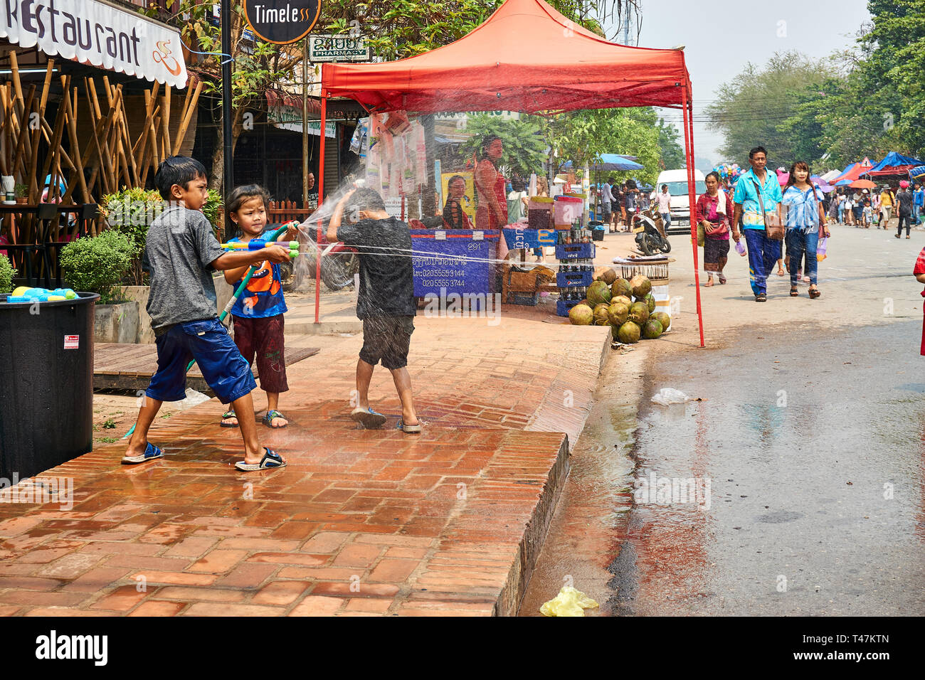 LUANG Prabang, Laos - Aprile 14, 2019. Locale popolo Lao celebrando Pi Mai, il Lao Anno nuovo, con un grande festival dell'acqua Foto Stock