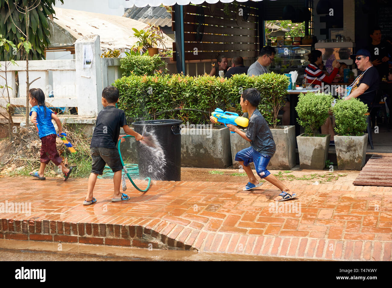 LUANG Prabang, Laos - Aprile 14, 2019. Locale popolo Lao celebrando Pi Mai, il Lao Anno nuovo, con un grande festival dell'acqua Foto Stock