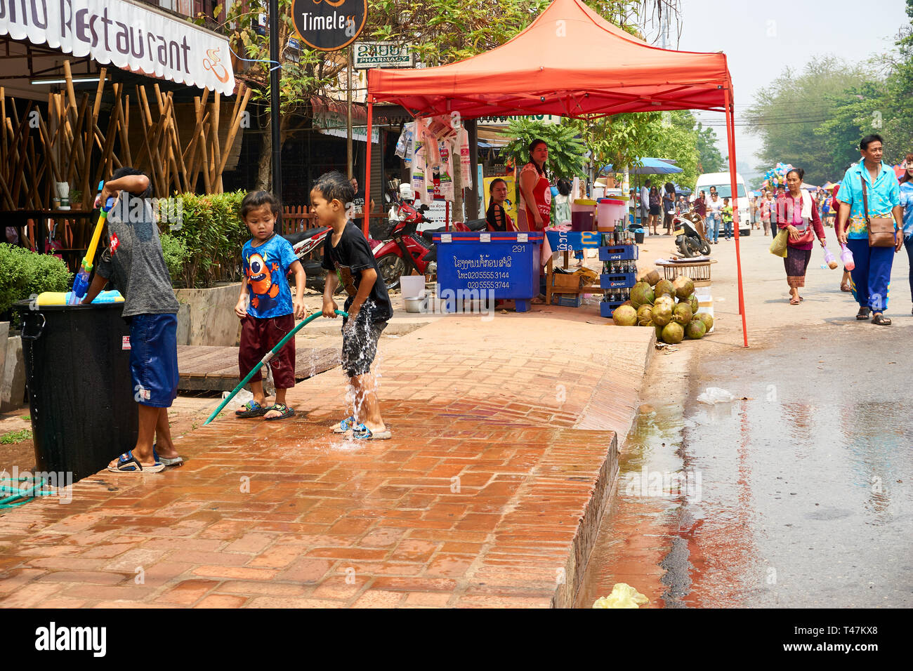 LUANG Prabang, Laos - Aprile 14, 2019. Locale popolo Lao celebrando Pi Mai, il Lao Anno nuovo, con un grande festival dell'acqua Foto Stock