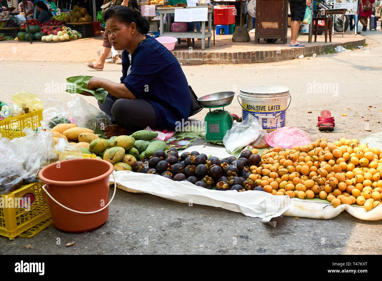 LUANG Prabang, Laos - Aprile 14, 2019. Locale popolo Lao celebrando Pi Mai, il Lao Anno nuovo, con un grande festival dell'acqua Foto Stock