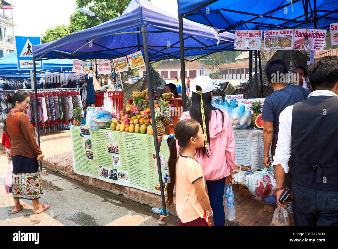 LUANG Prabang, Laos - Aprile 14, 2019. Locale popolo Lao celebrando Pi Mai, il Lao Anno nuovo, con un grande festival dell'acqua Foto Stock