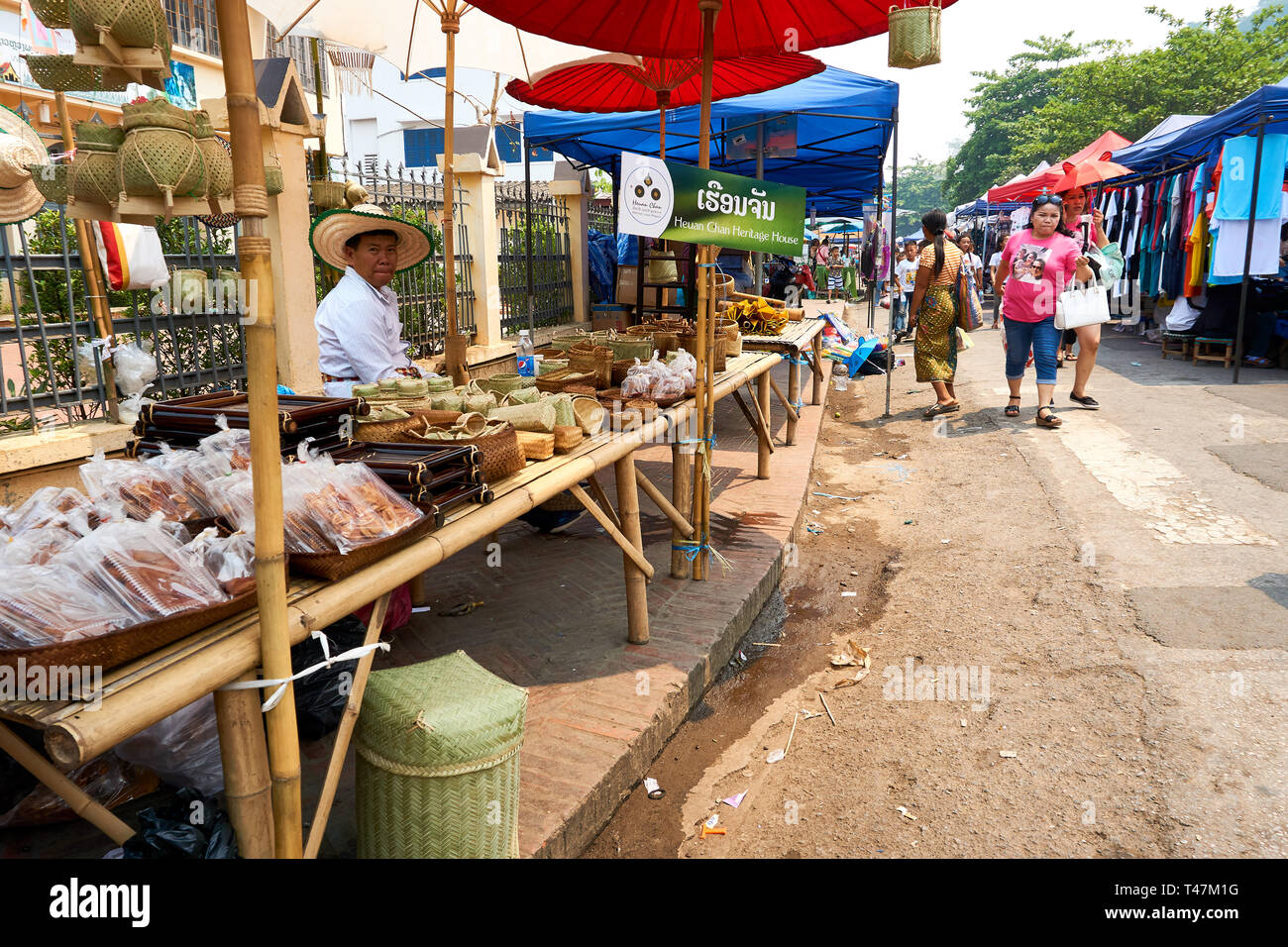 LUANG Prabang, Laos - Aprile 14, 2019. Locale popolo Lao celebrando Pi Mai, il Lao Anno nuovo, con un grande festival dell'acqua Foto Stock