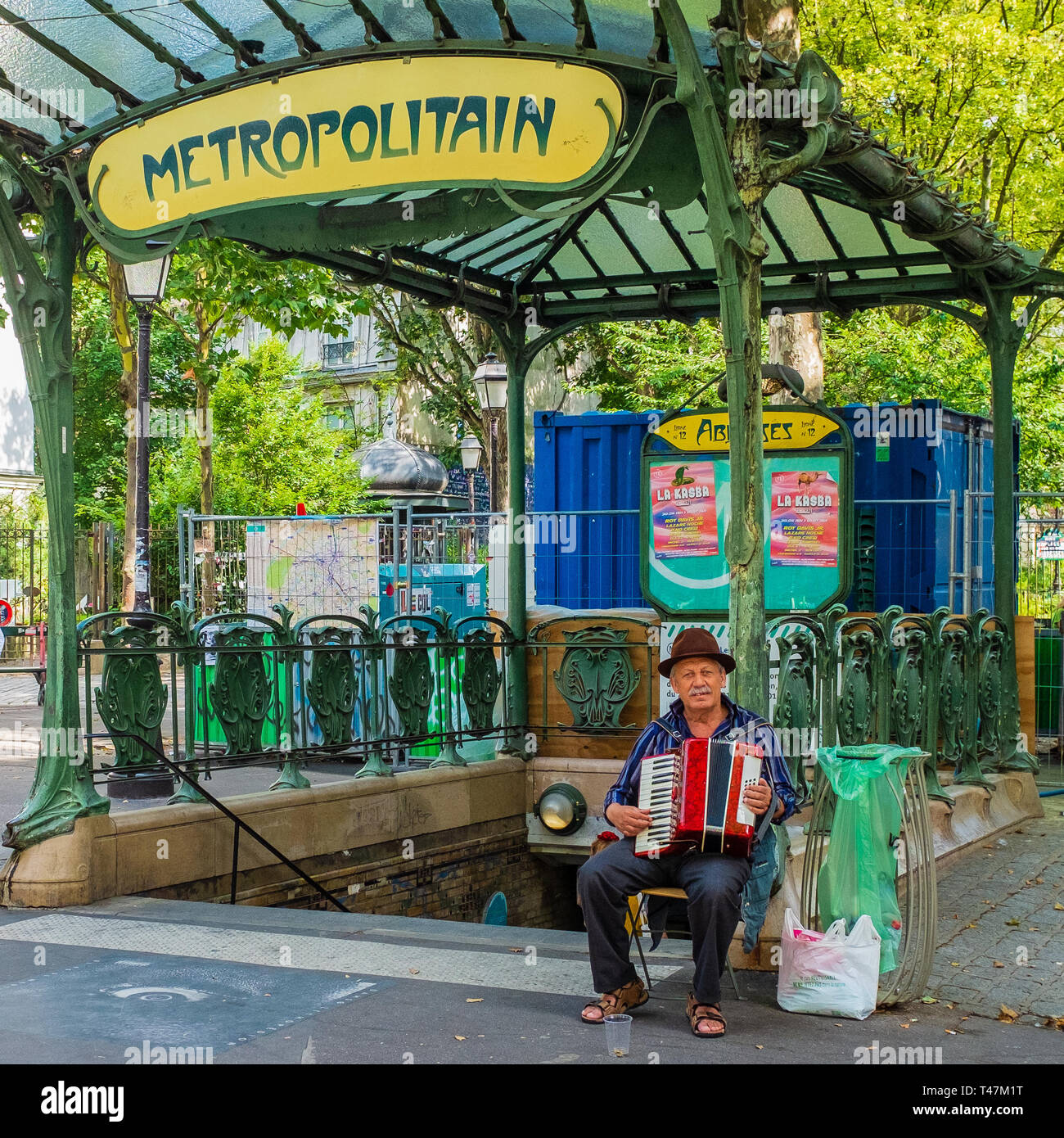 Parigi, Francia - luglio 2, 2018: un musicista di strada a uno del vecchio stile di ingressi alle Abbadesse stazione della metropolitana. Foto Stock