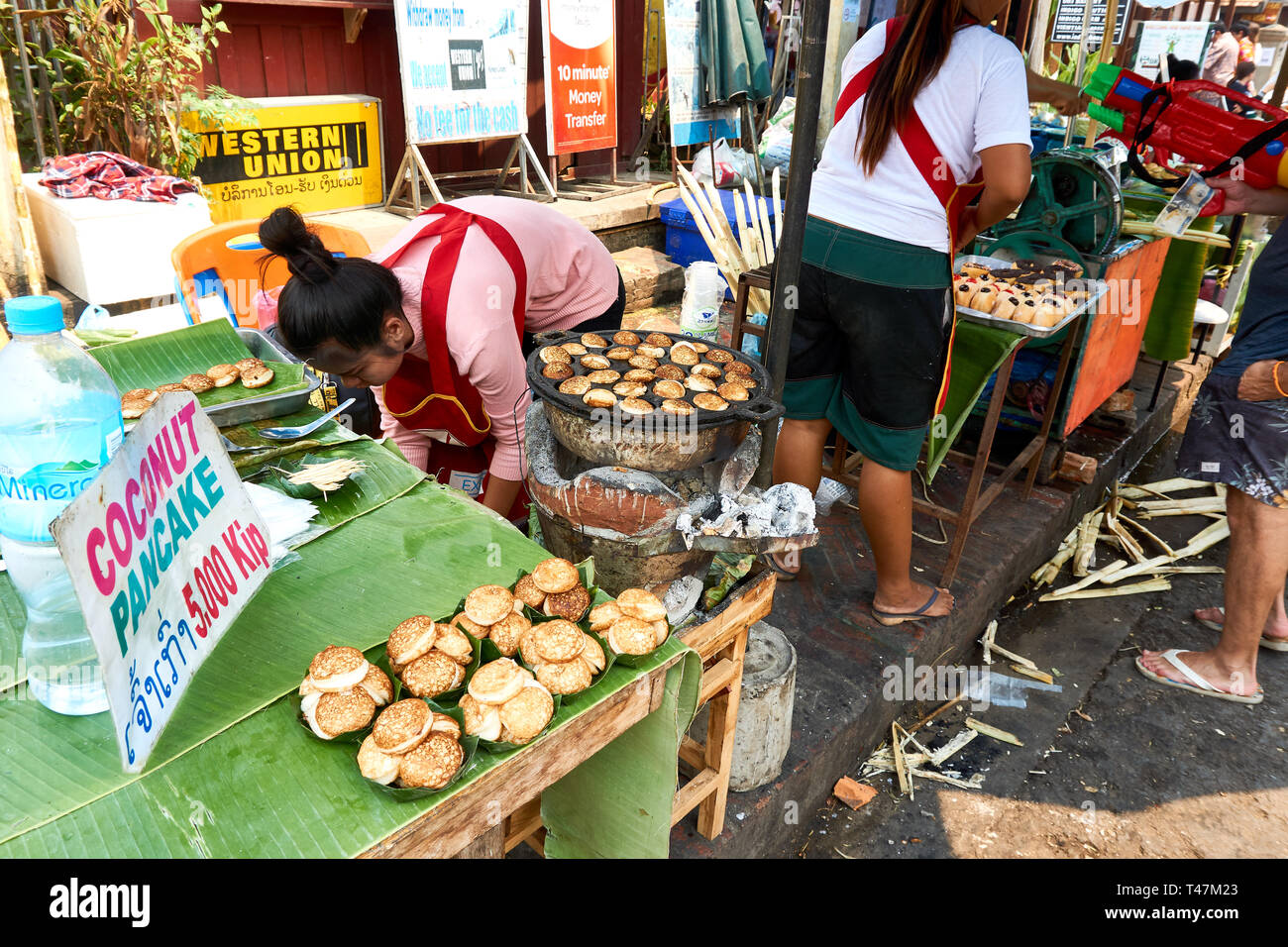 LUANG Prabang, Laos - Aprile 14, 2019. Locale popolo Lao celebrando Pi Mai, il Lao Anno nuovo, con un grande festival dell'acqua Foto Stock