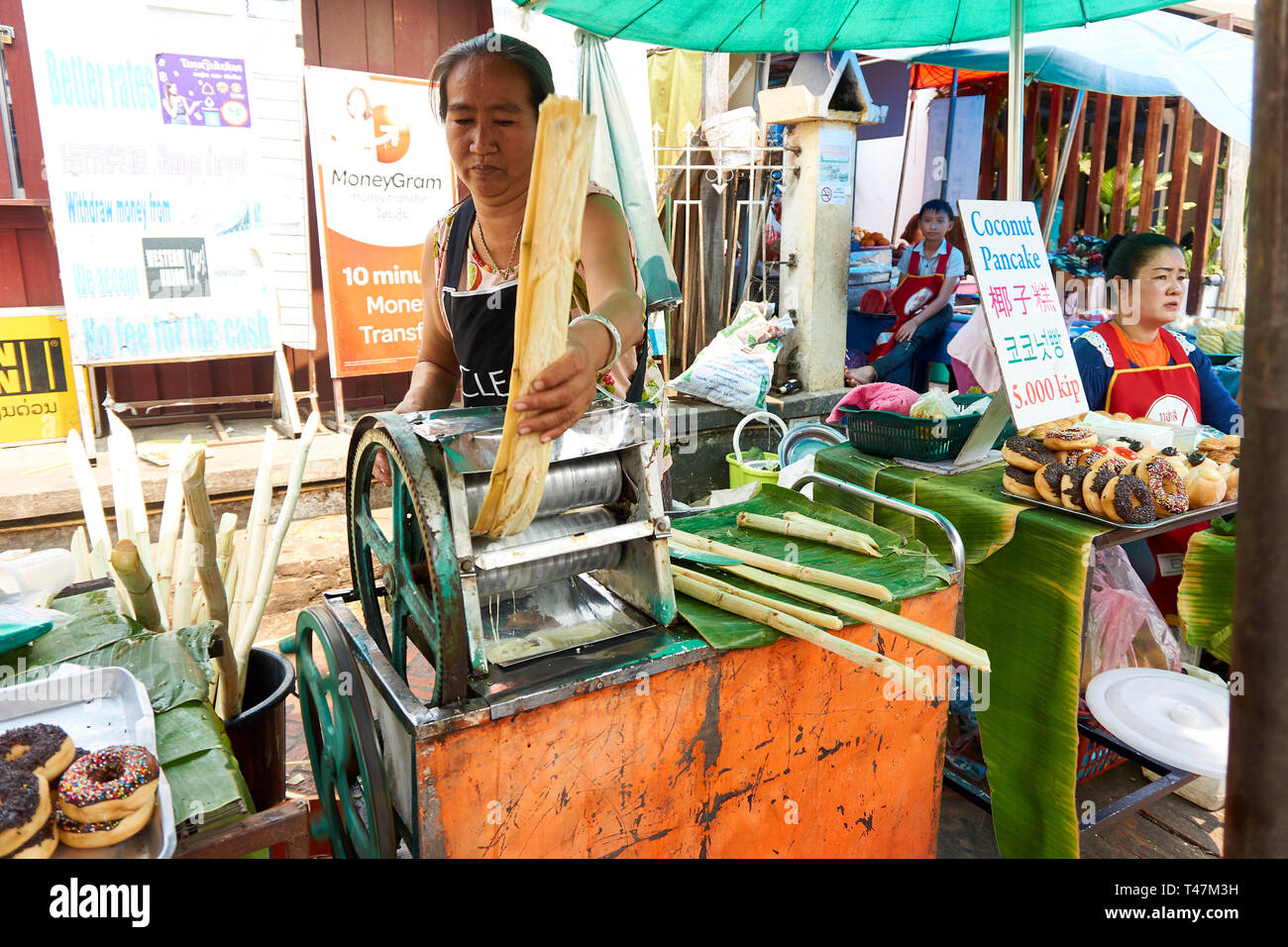 LUANG Prabang, Laos - Aprile 14, 2019. Locale popolo Lao celebrando Pi Mai, il Lao Anno nuovo, con un grande festival dell'acqua Foto Stock
