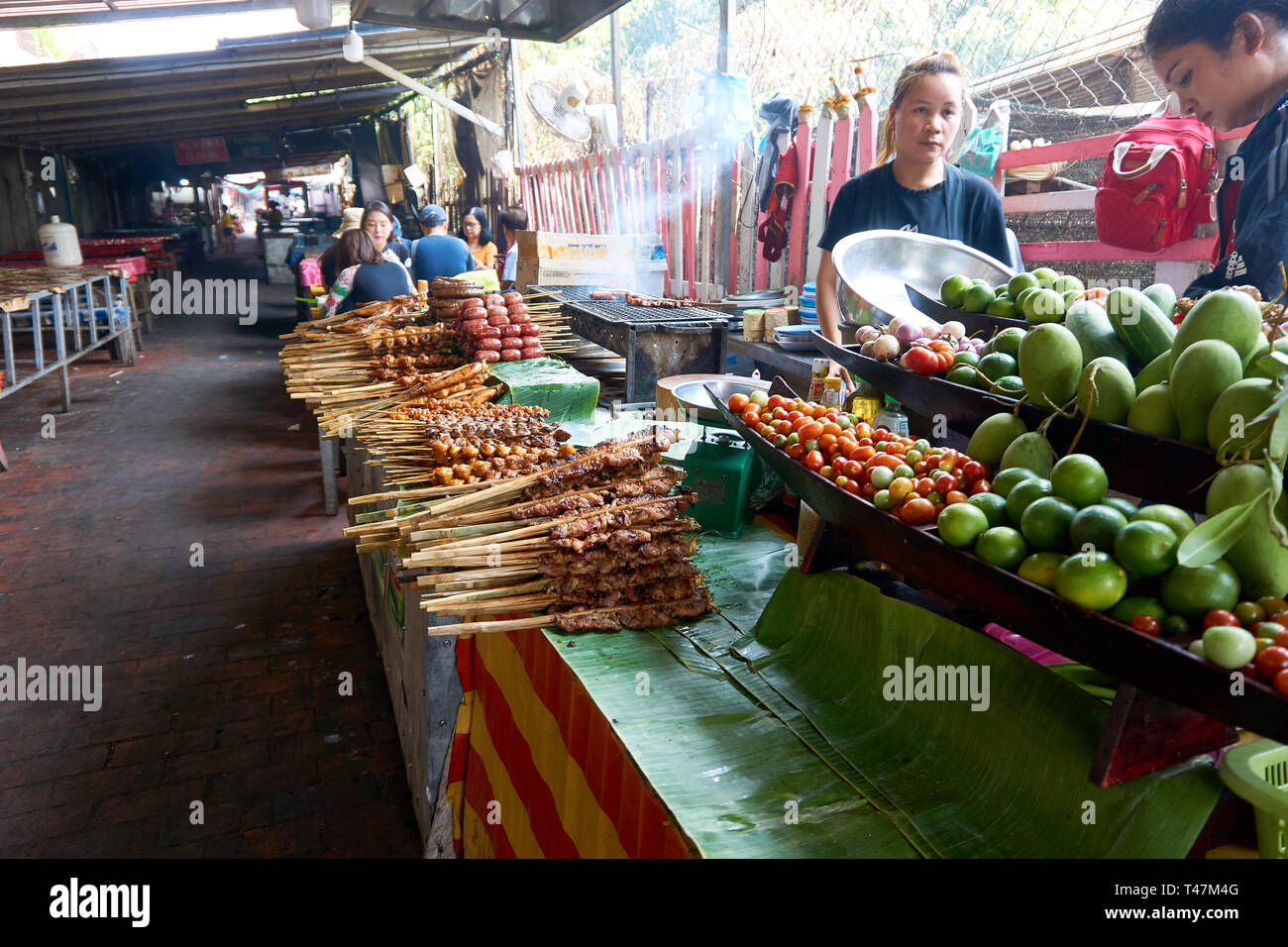 LUANG Prabang, Laos - Aprile 14, 2019. Locale popolo Lao celebrando Pi Mai, il Lao Anno nuovo, con un grande festival dell'acqua Foto Stock