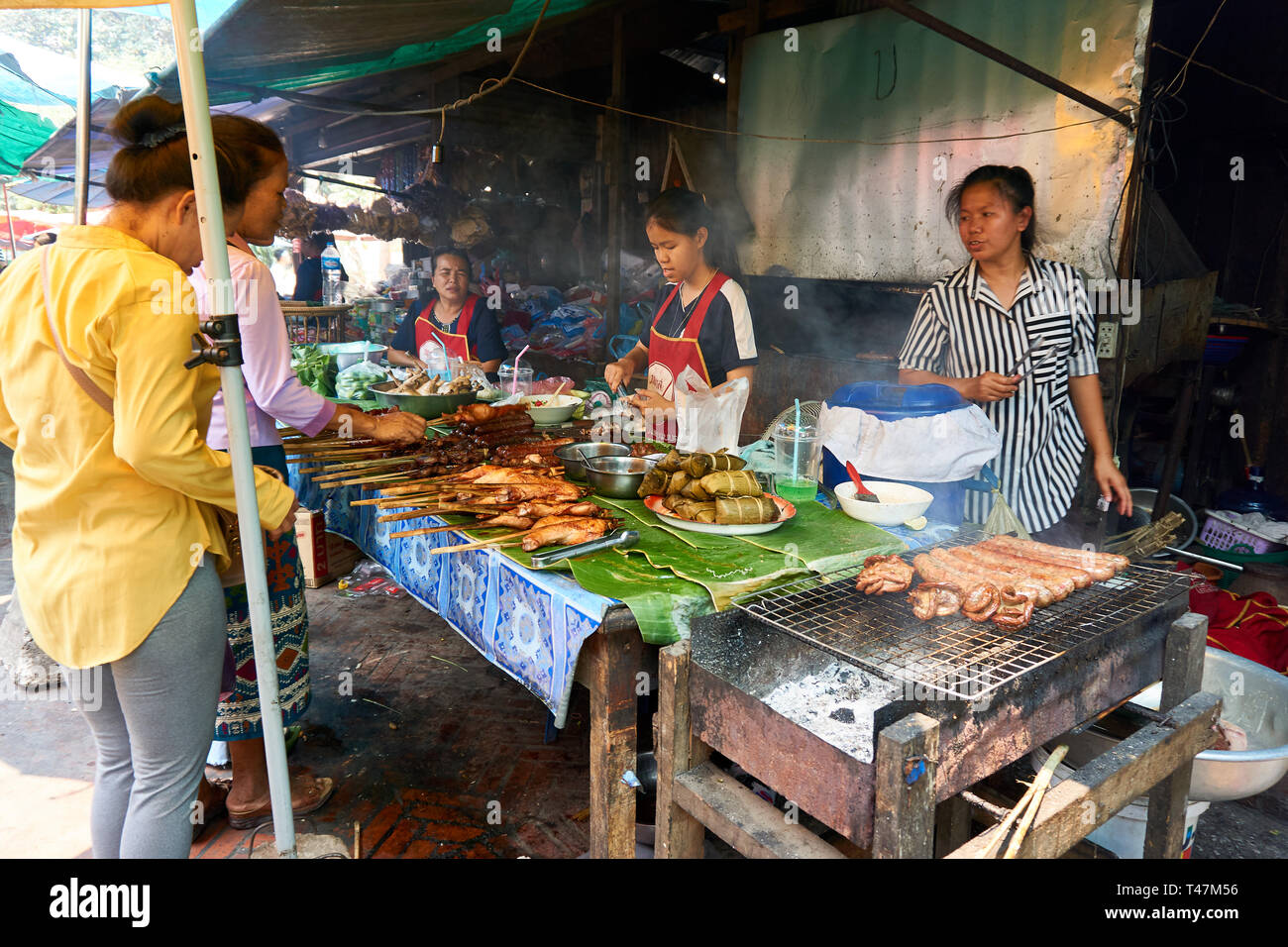 LUANG Prabang, Laos - Aprile 14, 2019. Locale popolo Lao celebrando Pi Mai, il Lao Anno nuovo, con un grande festival dell'acqua Foto Stock