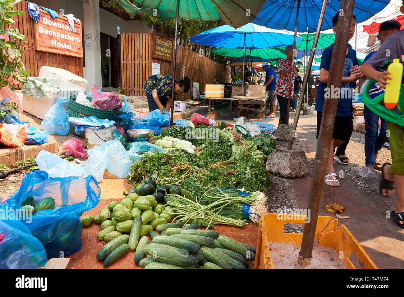 LUANG Prabang, Laos - Aprile 14, 2019. Locale popolo Lao celebrando Pi Mai, il Lao Anno nuovo, con un grande festival dell'acqua Foto Stock