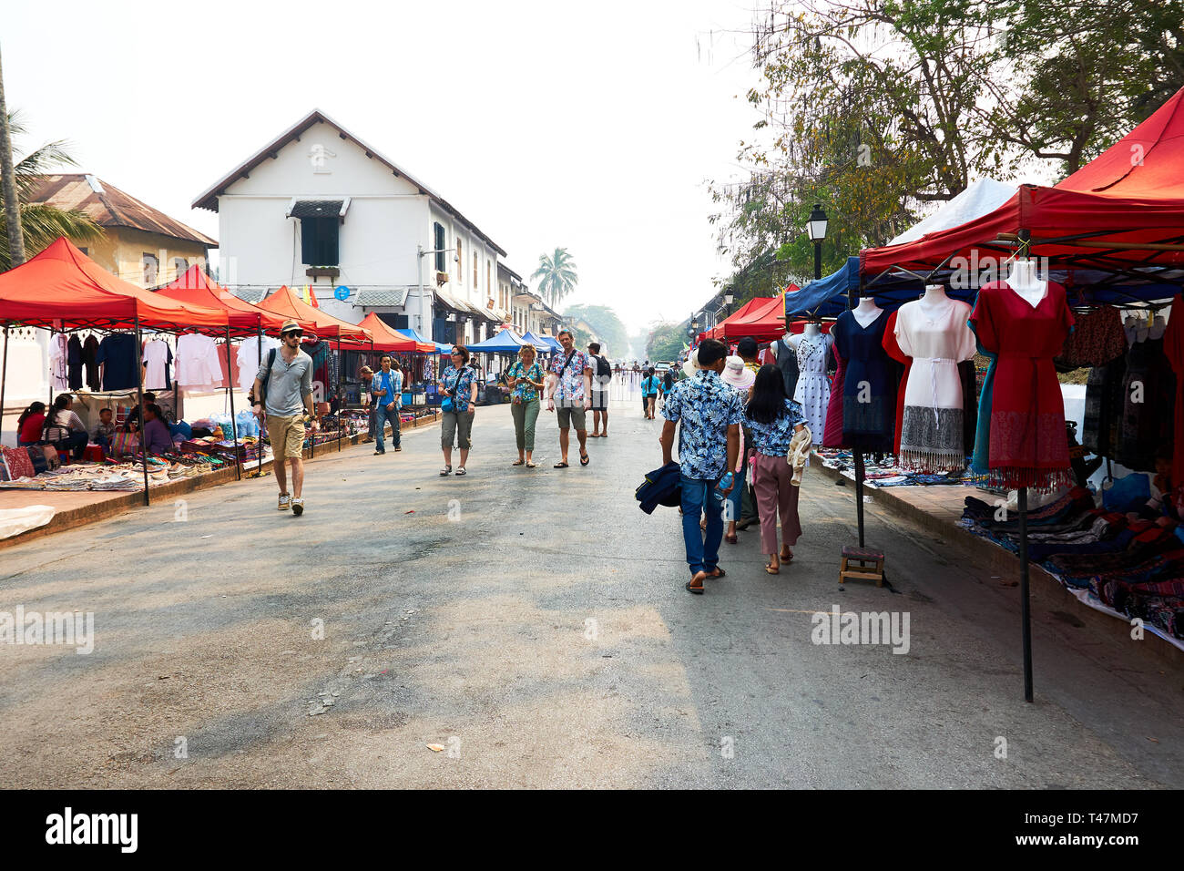 LUANG Prabang, Laos - Aprile 14, 2019. Locale popolo Lao celebrando Pi Mai, al mercato. Lao Anno nuovo, grande festa dell'acqua Foto Stock