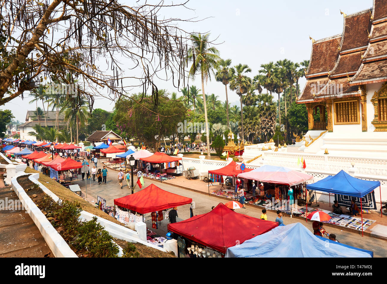 LUANG Prabang, Laos - Aprile 14, 2019. Locale popolo Lao celebrando Pi Mai, al mercato. Lao Anno nuovo, grande festa dell'acqua Foto Stock