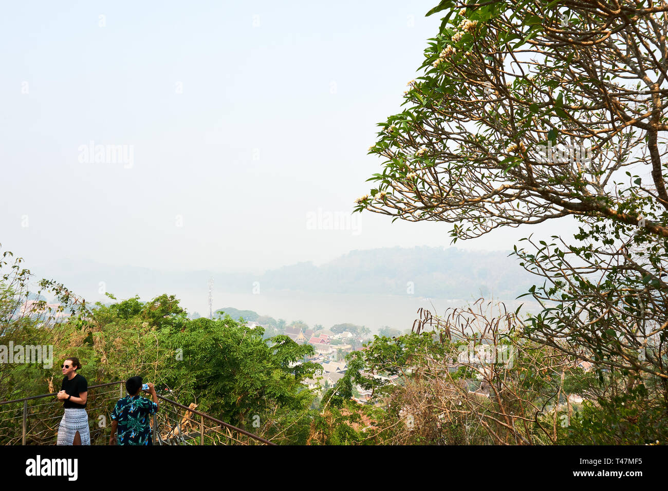 LUANG PRABANG LAOS aprile 14.2019 le persone godono di vista : vista dal Monte Phou Si, Phu Si, alta collina nel centro della vecchia città di Luang Prabang in Laos Foto Stock