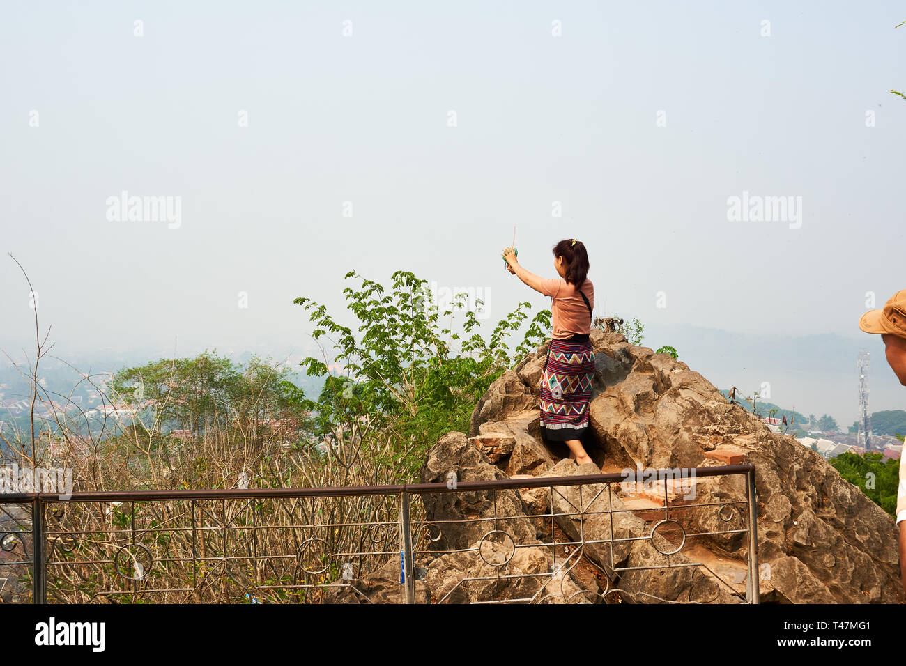LUANG PRABANG LAOS aprile 14.2019 le persone godono di vista : vista dal Monte Phou Si, Phu Si, alta collina nel centro della vecchia città di Luang Prabang in Laos Foto Stock