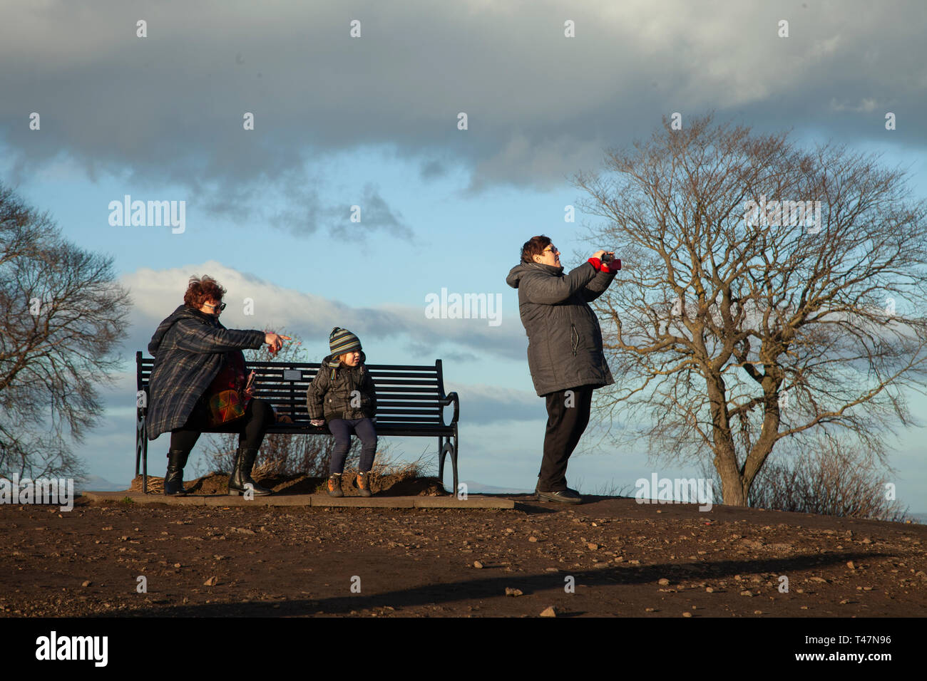 Per coloro che godono di bel tempo soleggiato su Calton Hill, Edimburgo, Scozia. Foto Stock