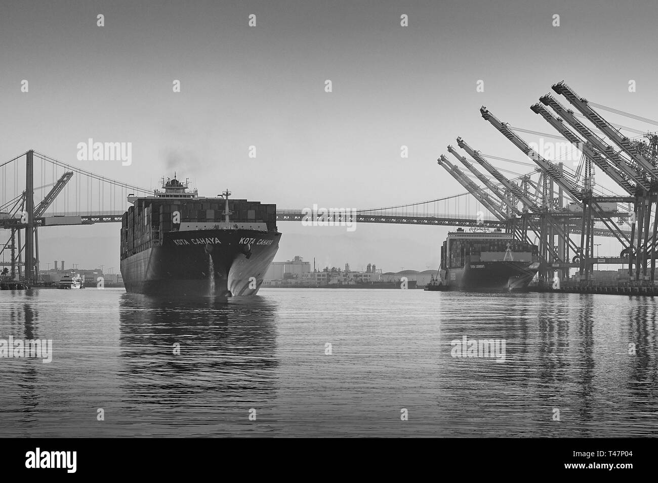 Foto in bianco e nero della nave container, KOTA CAHAYA, Pumping Ballast Water Overboard (De-Ballasting), mentre parte dal porto di Los Angeles, Stati Uniti Foto Stock