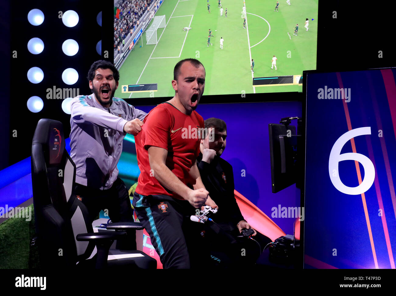Il Portogallo Diogo 'Tuga810' Pombo (medio) reagisce dopo un goal contro i Paesi Bassi durante la FIFA eNations Cup 2019 a Maidstone Studios. Foto Stock