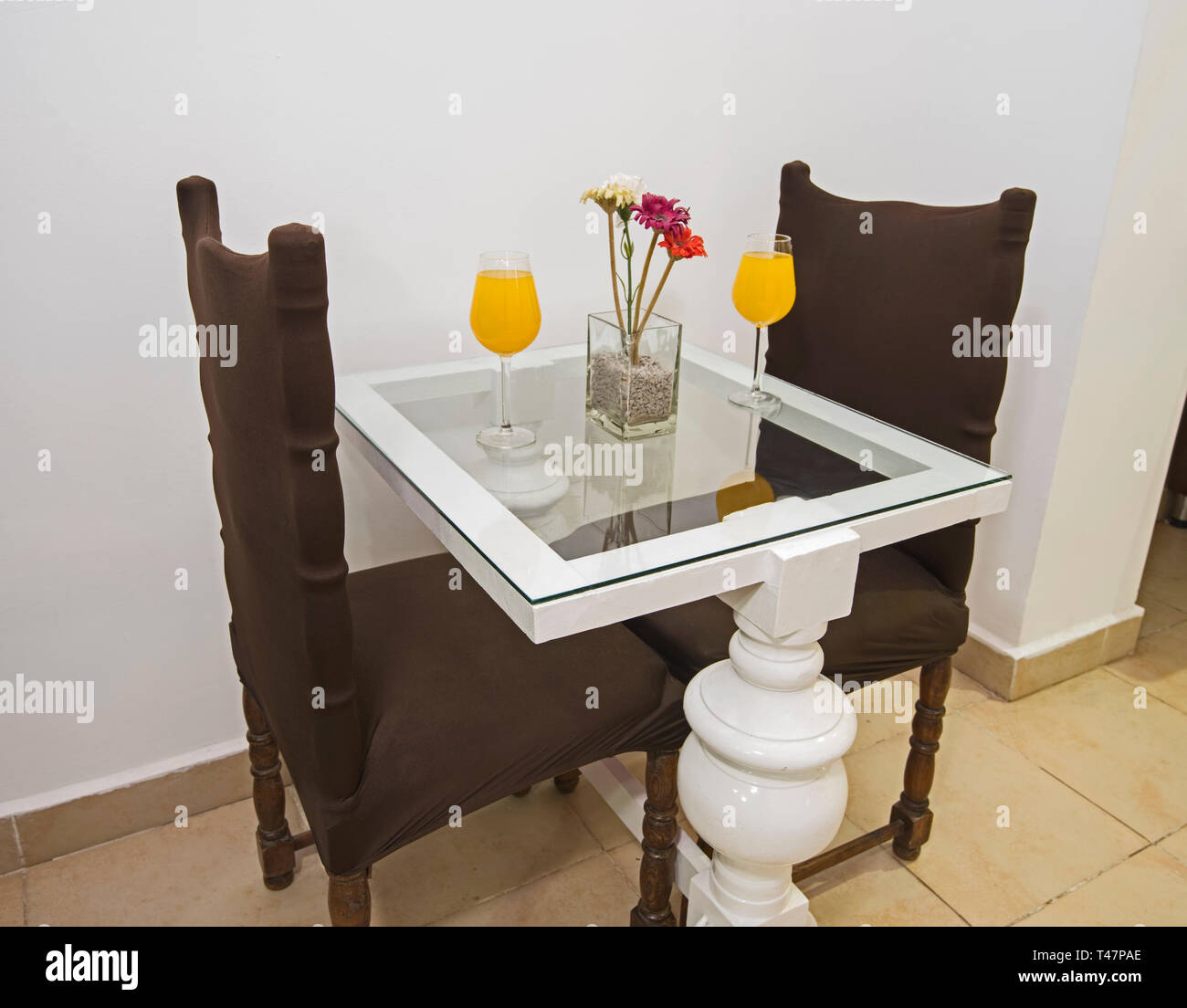 Un piccolo tavolo da pranzo con cocktail e sedie in apartment interior design Foto Stock