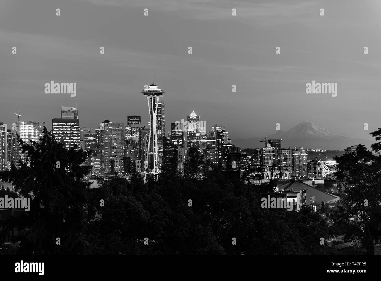 Immagine in bianco e nero dello skyline della città di Seattle e il profilo del monte Rainier in background. Foto Stock