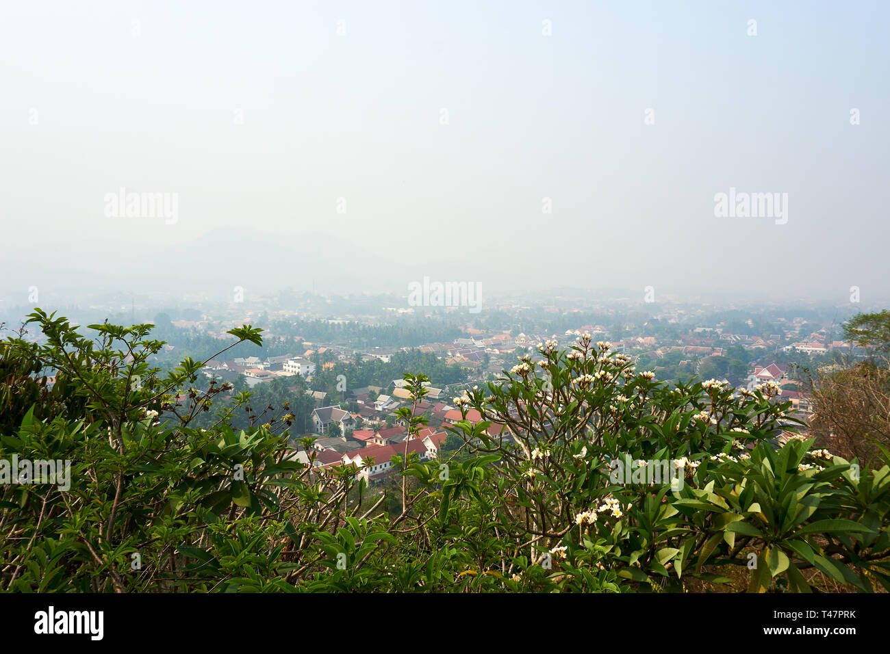 LUANG PRABANG LAOS aprile 14.2019 : vista dal Monte Phou Si, Phu Si, alta collina nel centro della vecchia città di Luang Prabang in Laos Foto Stock