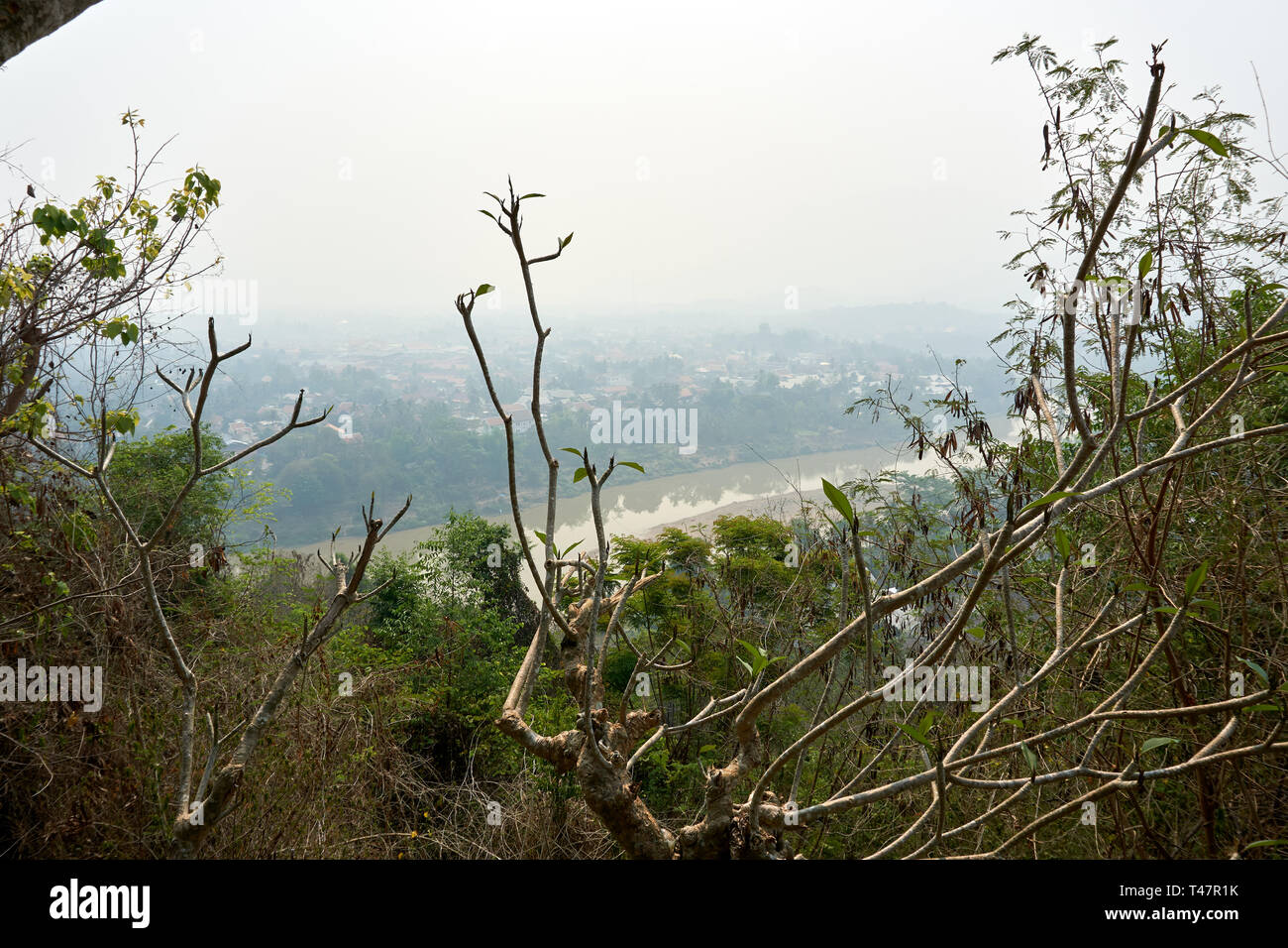 LUANG PRABANG LAOS aprile 14.2019 : vista dal Monte Phou Si, Phu Si, alta collina nel centro della vecchia città di Luang Prabang in Laos Foto Stock