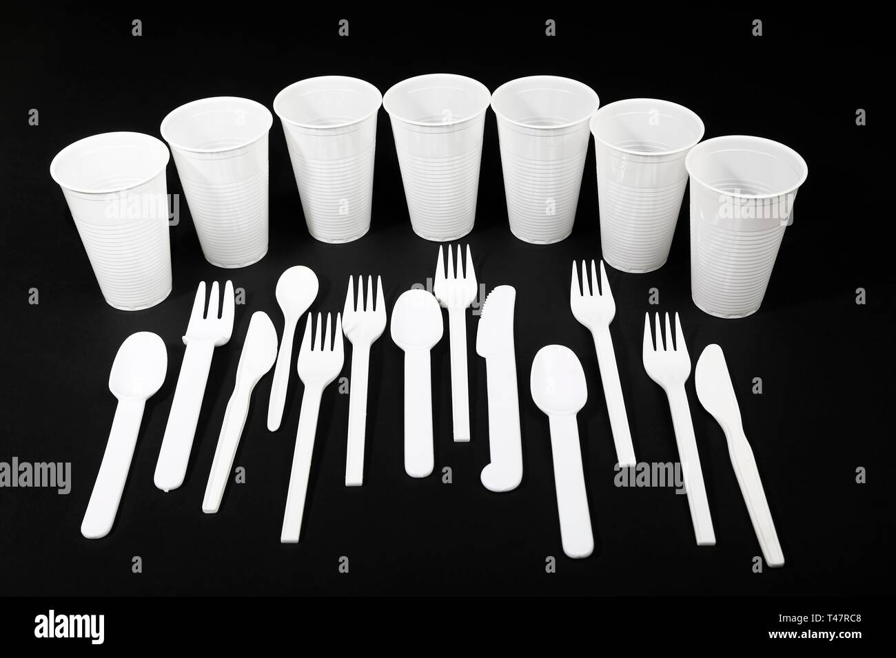 In plastica bianca, posate Coltello in plastica, forcelle in plastica, plastica cucchiaio, tazza di plastica, immondizia di plastica, Germania Foto Stock