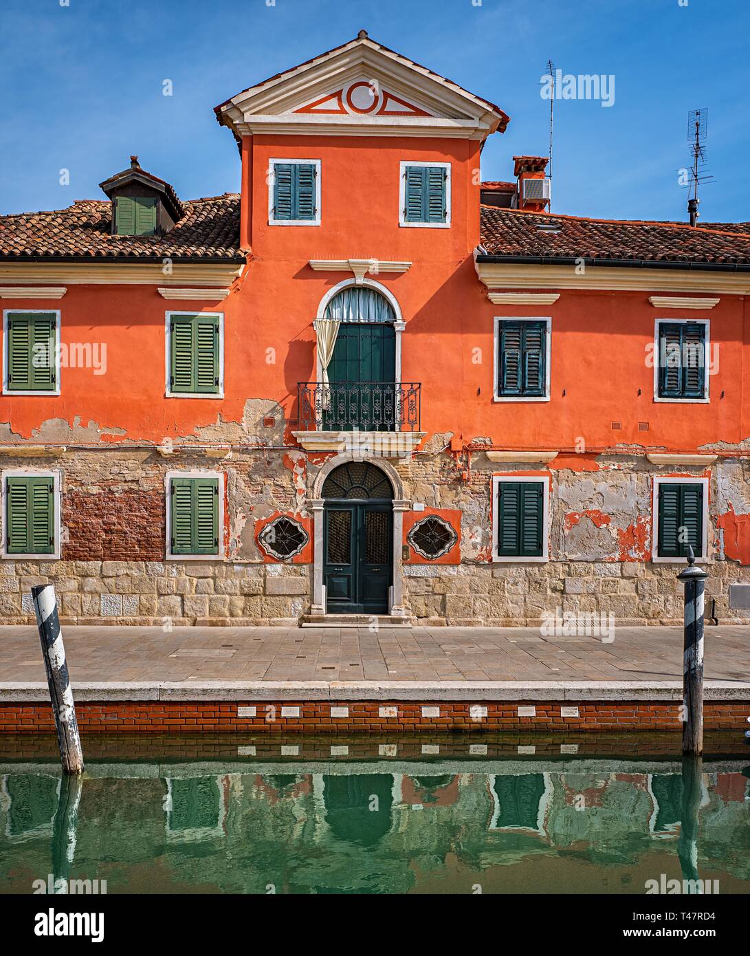Casa storica sul Canal, Burano Venezia Italia Foto Stock