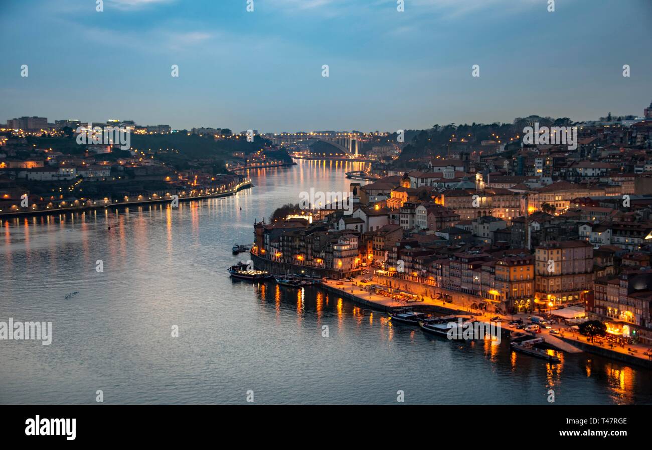 Vista sul Porto, sul fiume Rio Douro, crepuscolo, Porto, Portogallo Foto Stock