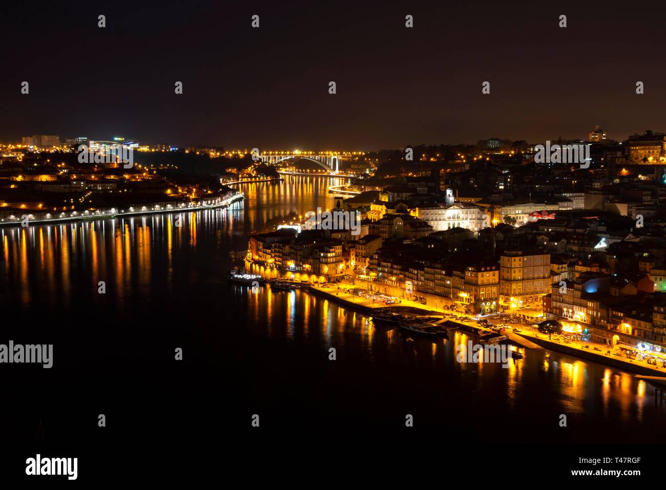 Vista sul Porto di notte, fiume Rio Douro, Porto, Portogallo Foto Stock