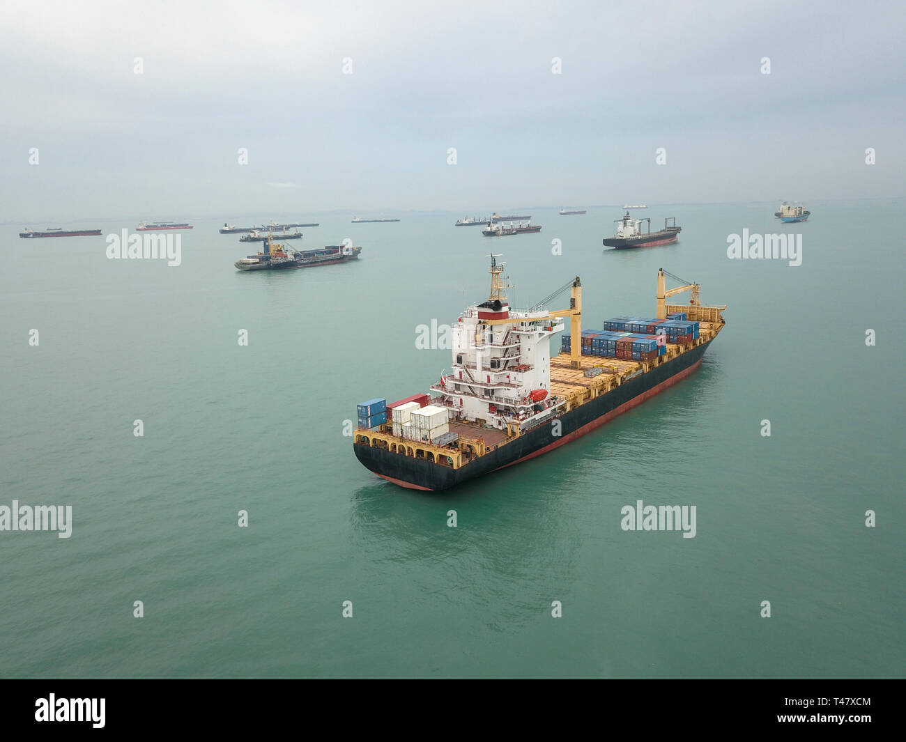 Le navi portacontainer fodera l orizzonte alla East Coast Park, Singapore Foto Stock