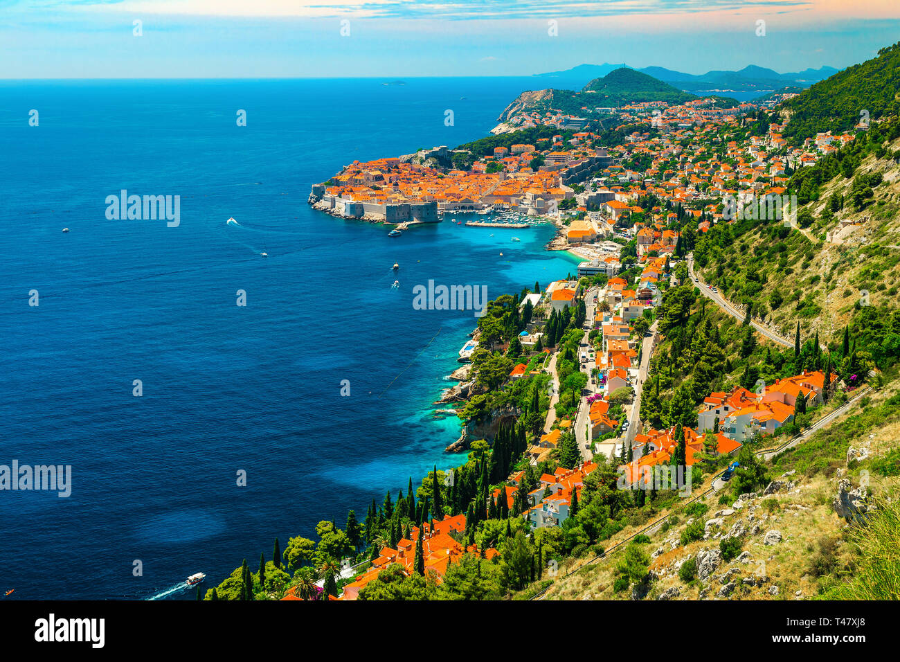 Maestoso soggiorno estivo, mirabile panorama di Dubrovnik con il mare Adriatico, Dalmazia, Croazia, Europa Foto Stock