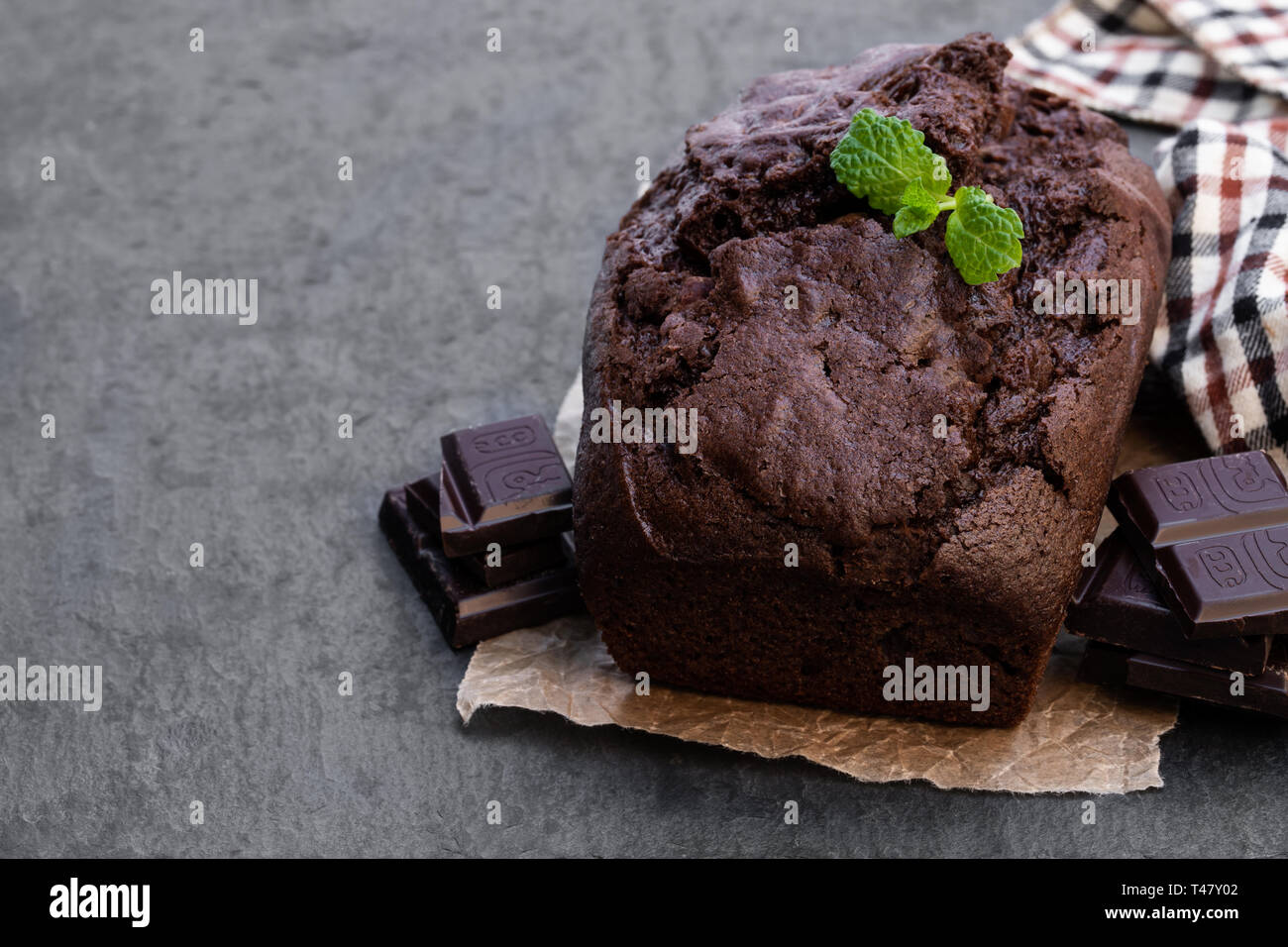 Cioccolato artigianale torta di pane nero su sfondo di pietra Foto Stock