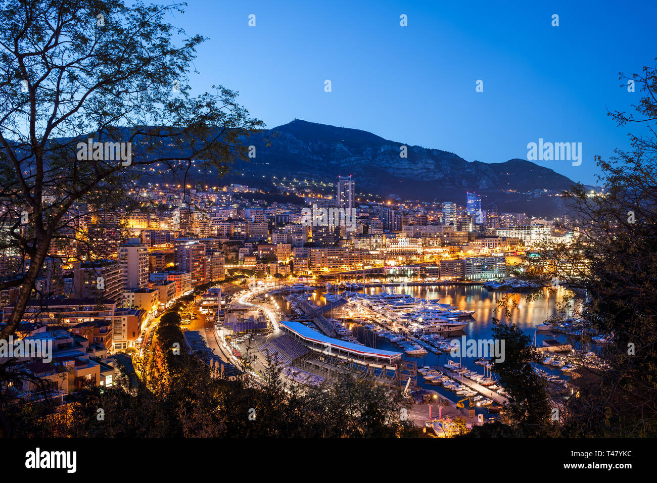 Principato di Monaco in serata, paesaggio urbano di costa del Mare Mediterraneo, Europa Foto Stock