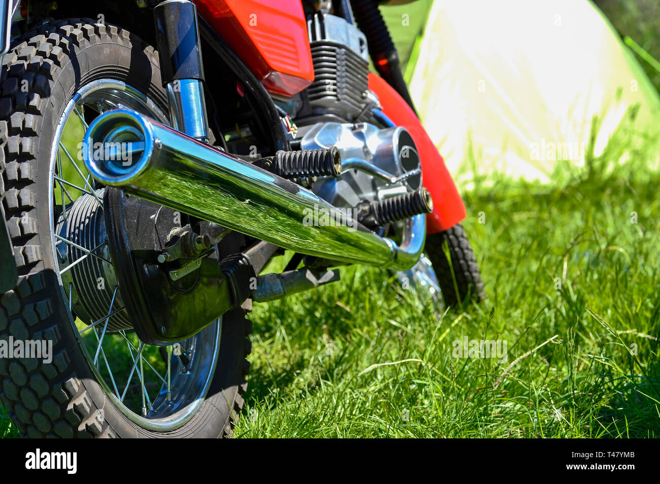 La parte posteriore del motociclo rosso sullo sfondo di un turista tenda. Il concetto di stile di vita su ruote: la strada e la velocità. Sfondo Foto Stock