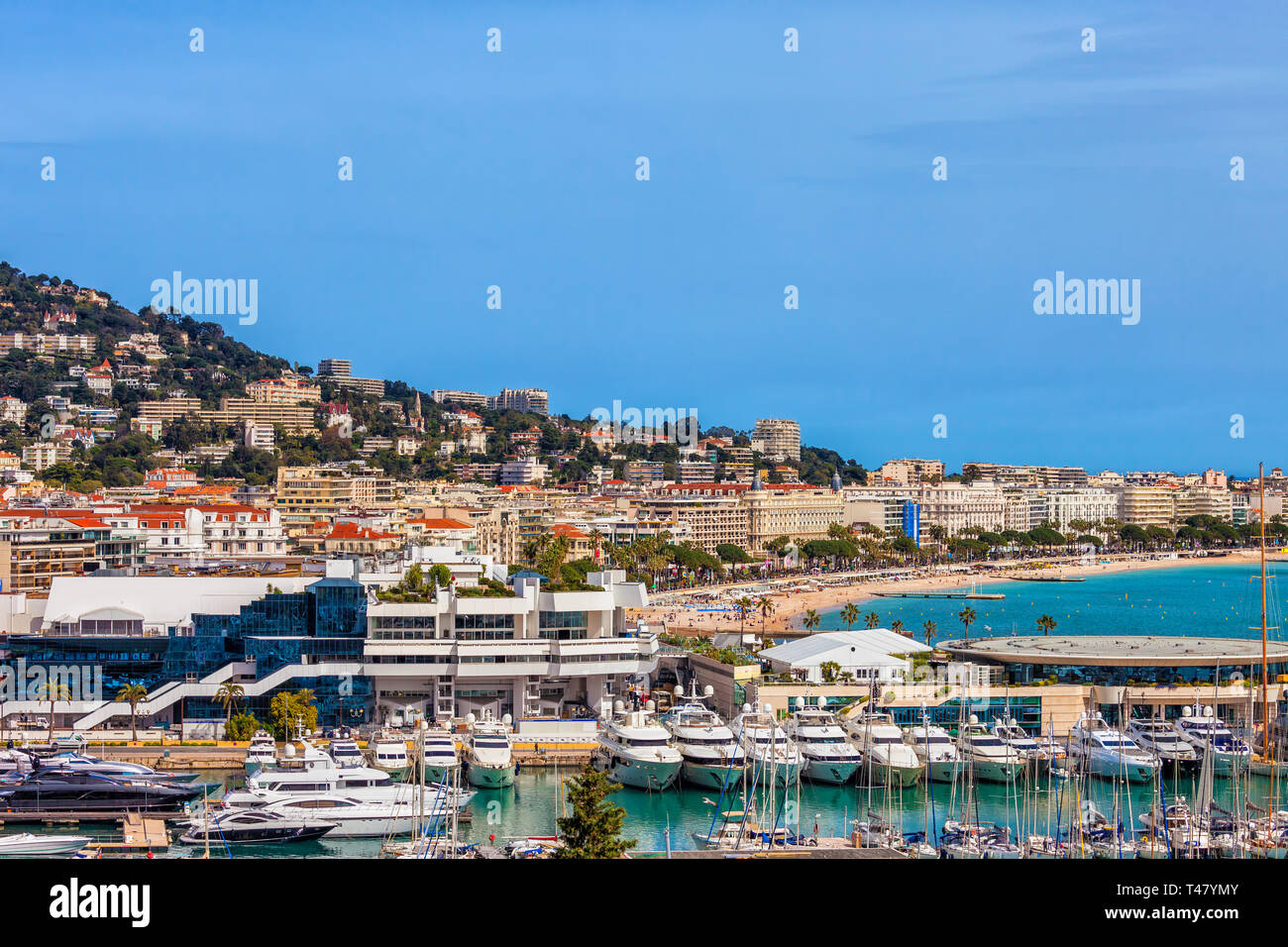 Città di Cannes in Francia, skyline vista sul Vieux Port e Palais des Festivals in Costa Azzurra Foto Stock