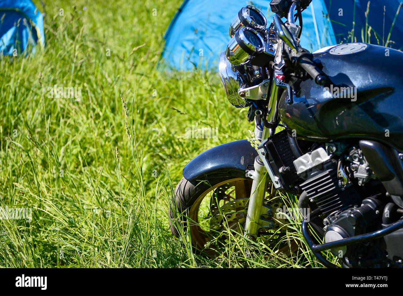 Motociclo nero su verde erba alla riunione del festival di estate in Russia, Kursk Regione, Zheleznogorsk, maggio 2018. Foto Stock