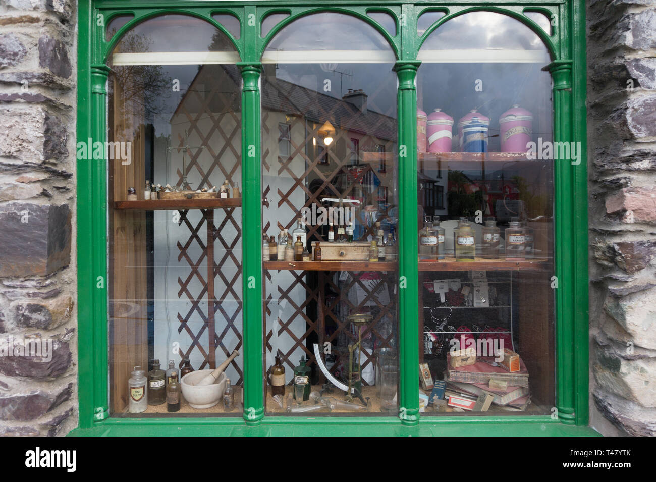 Il display in un pharamay in Kerry Foto Stock
