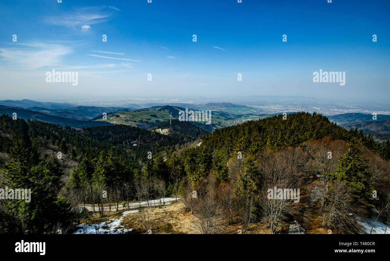 Schwarzwald Panorama mit Blick auf Freiburg vom Schauinslaand wunderbare Aussicht auf die Vogesen in Frankreich Foto Stock