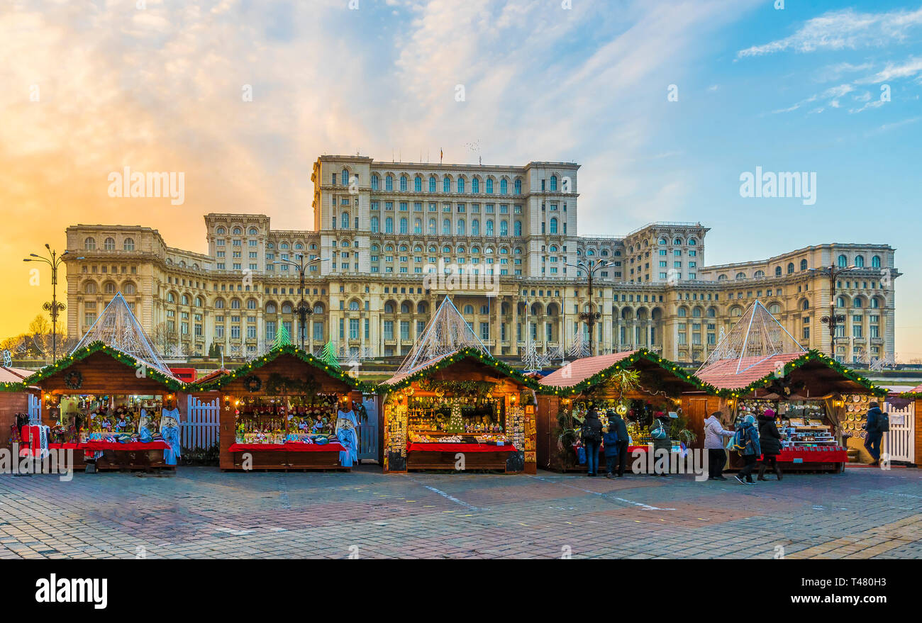 Mercatino di Natale e le decorazioni nel centro di Bucarest, il palazzo del Parlamento in background, Romania Foto Stock