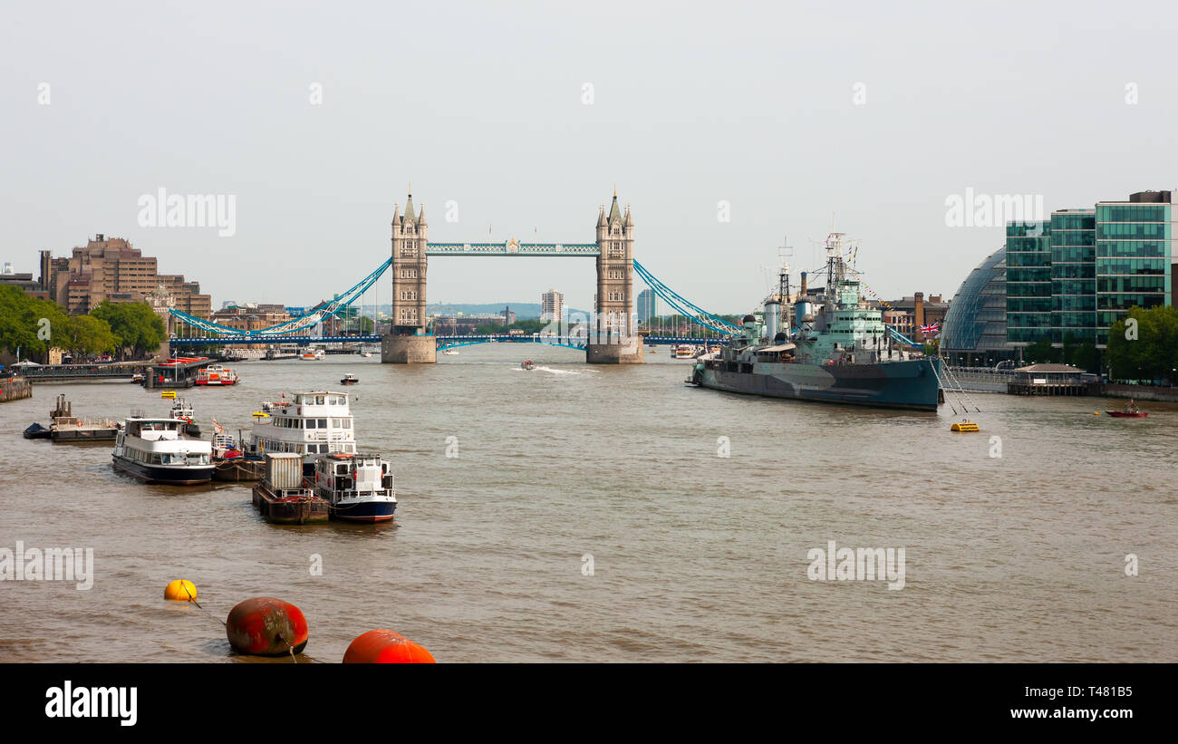 Spese di spedizione e le attrazioni turistiche sul Fiume Tamigi a Londra, Inghilterra Foto Stock